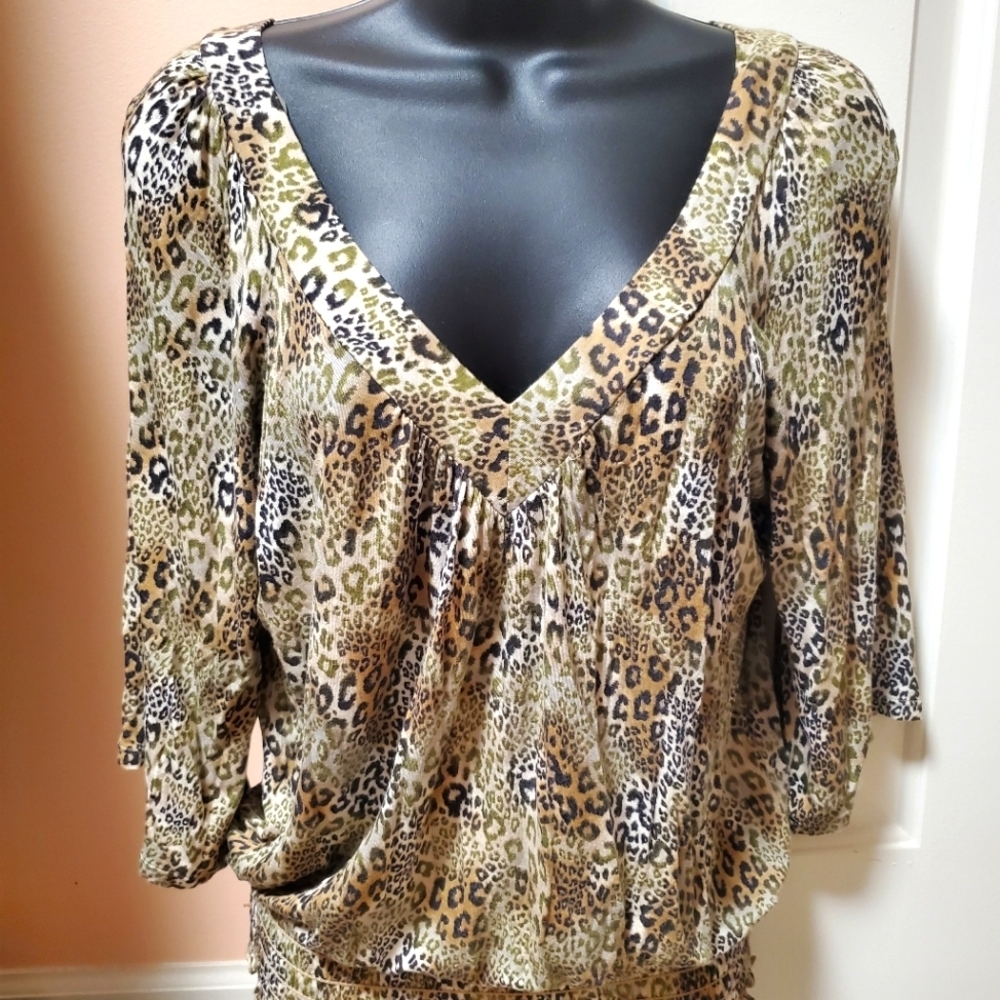 American Rag V-neck Leopard Print Top 🐆